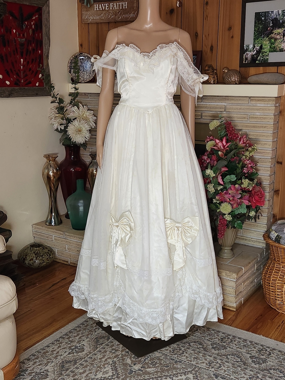 Rare Vintage Gunne Sax Off-Shoulder Gown
 – Yellow Rosebud Lace – Pristine Condi